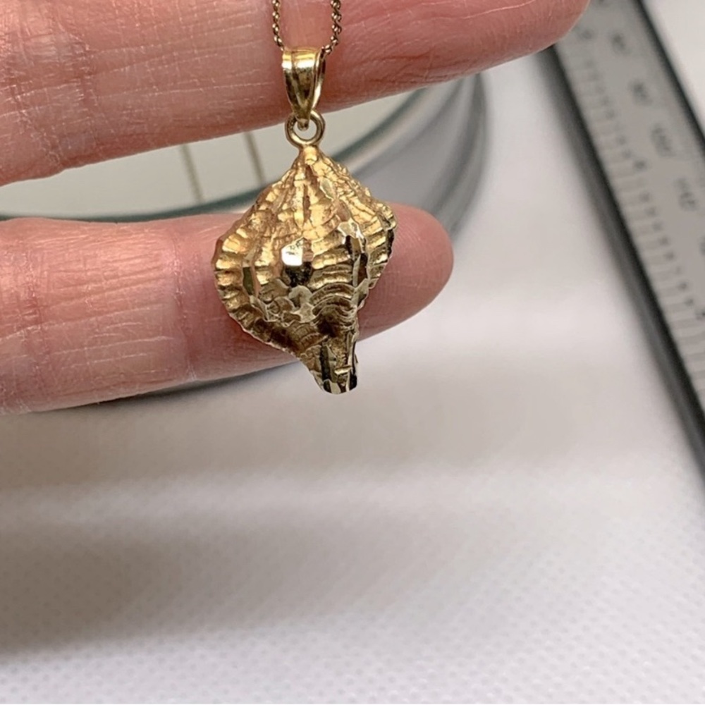 14k solid yellow Gold Shell Pendant. - Picture 3 of 7